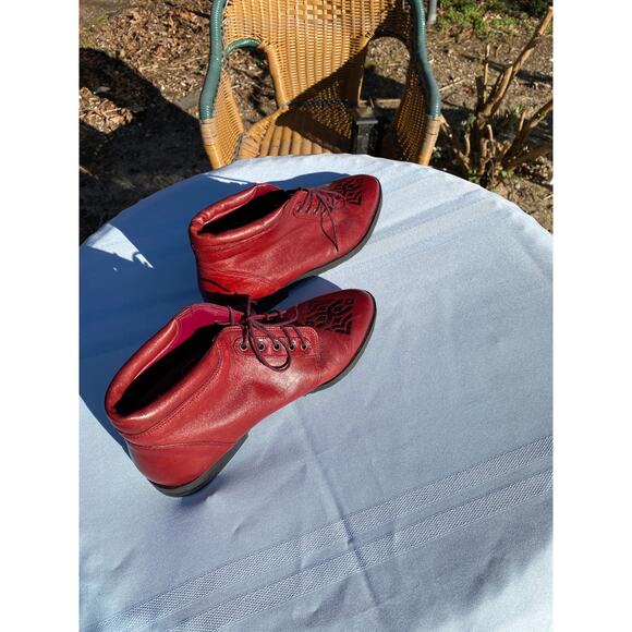 BiARRiTZ Fashions 8.5B Red Leather Bootie, Made in Chile Black Toe Detail EUC - Picture 3 of 9